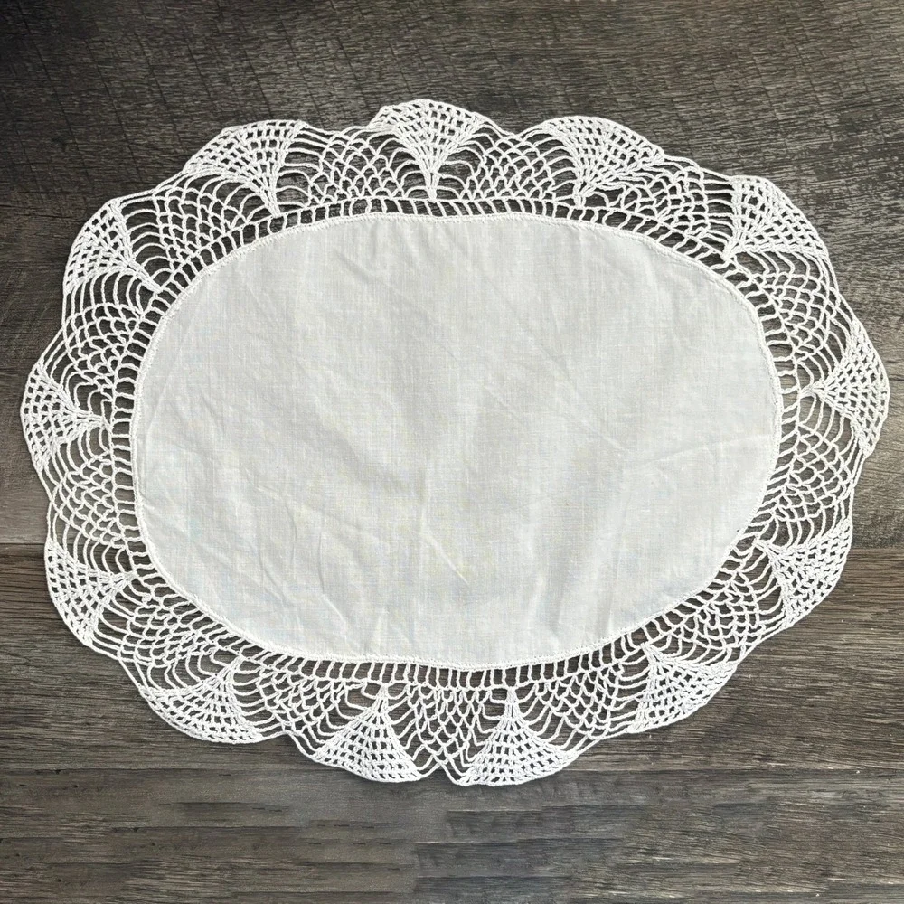 Vintage White Oval Linen‎ Doily Hand Crocheted Lace Trim Table Topper 17x13